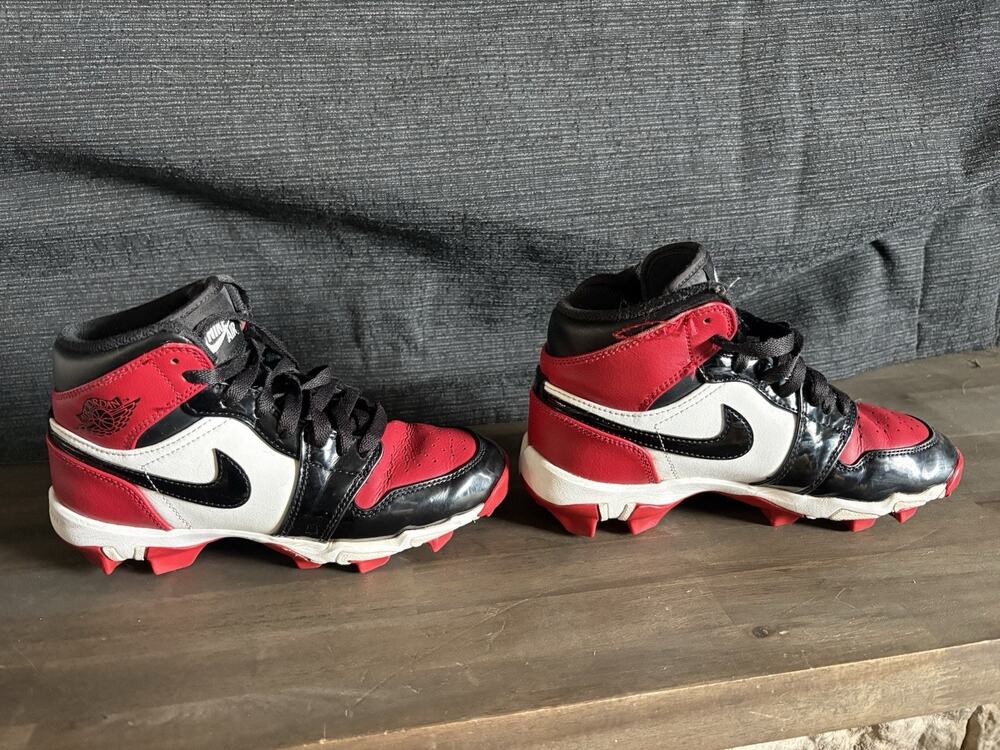 Nike Air Jordan 1 Mid Chicago Cleats Youth Size 3.5 HF6883-601 Logo Red Black